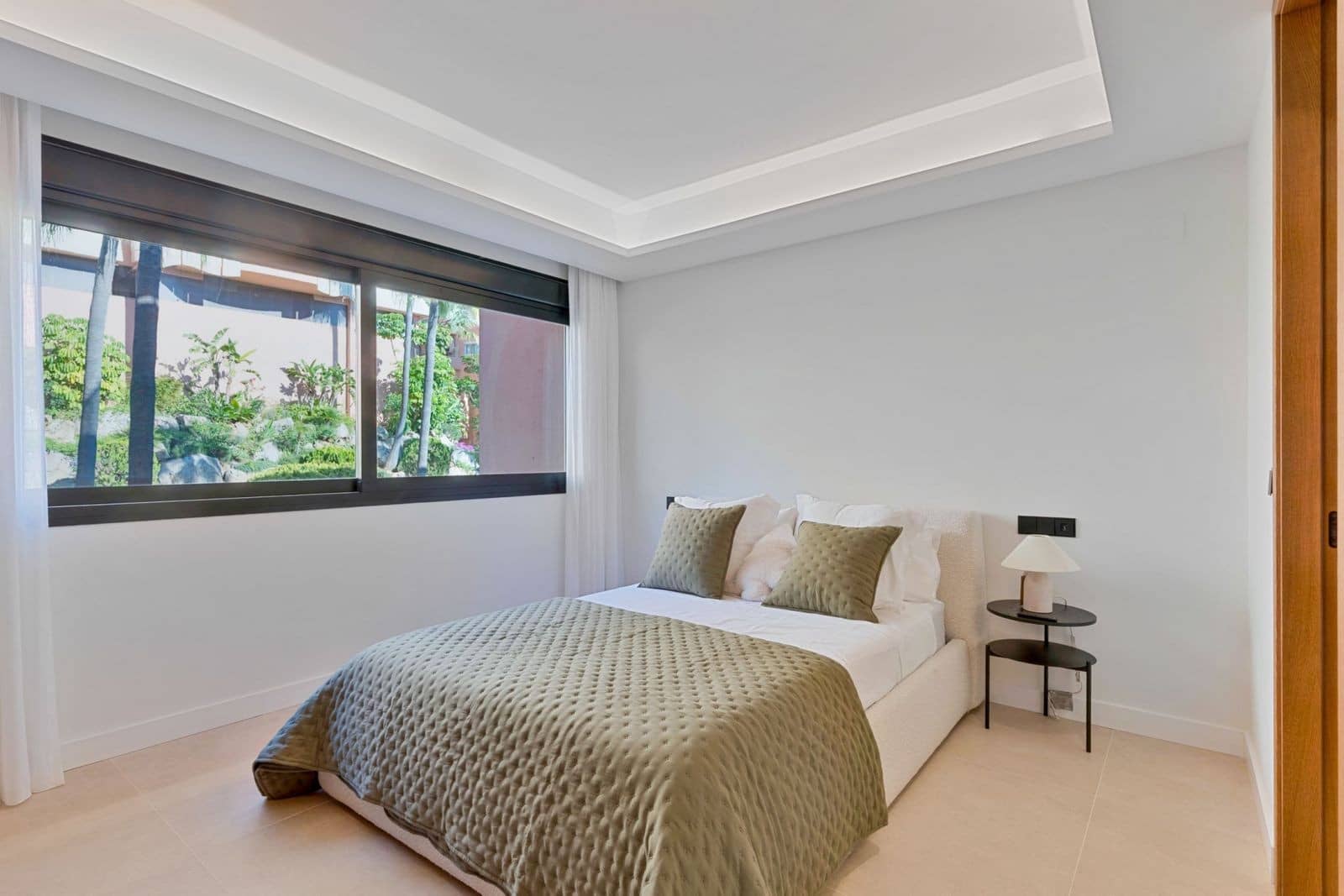 3 slaapkamer Appartement te koop in Nueva Andalucia met zwembad garage - € 1.650.000 (Ref: 9977026)