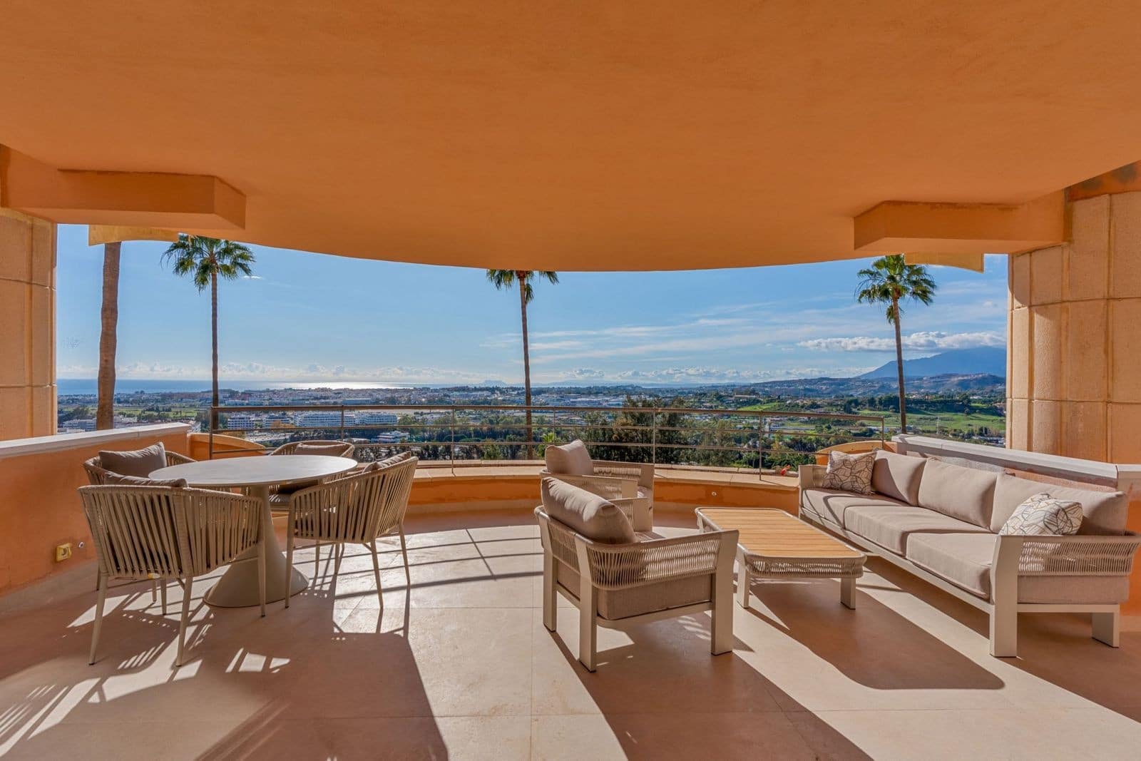 3 slaapkamer Appartement te koop in Nueva Andalucia met zwembad garage - € 1.650.000 (Ref: 9977026)