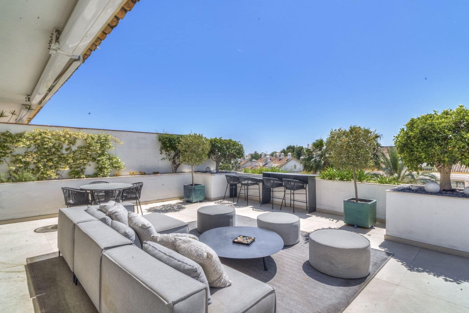 3 soveværelse Penthouse til salg i Marbella med swimmingpool garage - € 2.500.000 (Ref: 9977028)