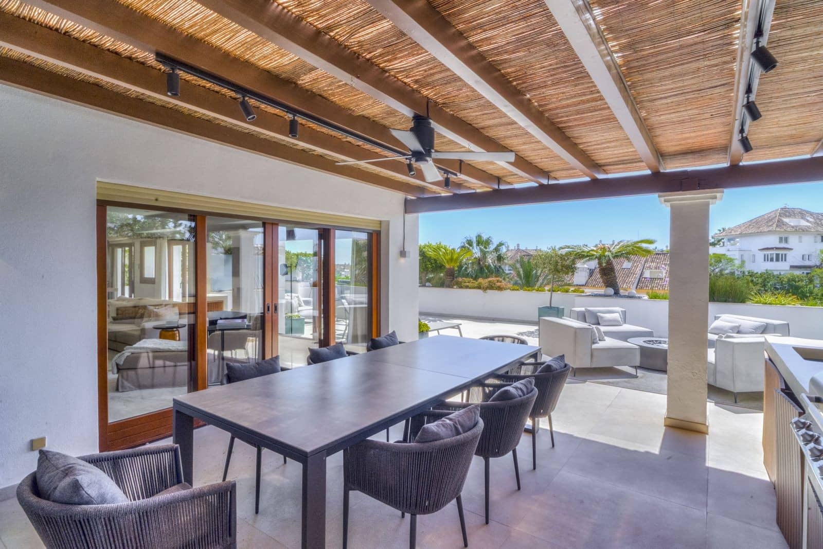 3 soveværelse Penthouse til salg i Marbella med swimmingpool garage - € 2.500.000 (Ref: 9977028)