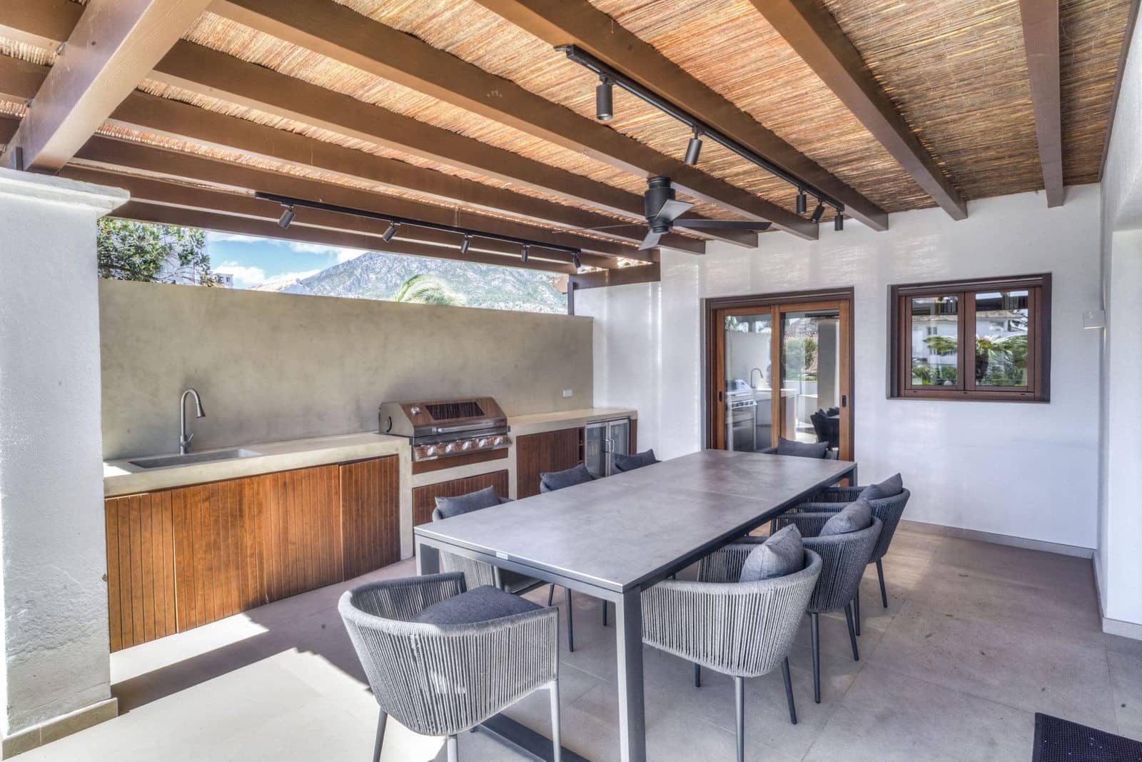 3 soveværelse Penthouse til salg i Marbella med swimmingpool garage - € 2.500.000 (Ref: 9977028)