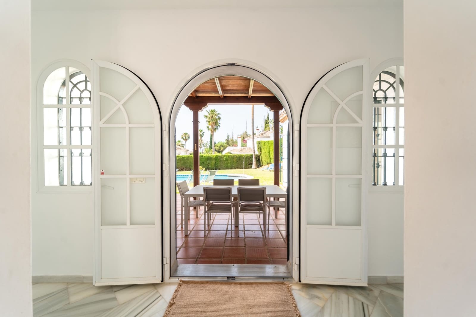 4 Zimmer Villa zu verkaufen in Marbella mit Pool Garage - 1.695.000 € (Ref: 9994883)