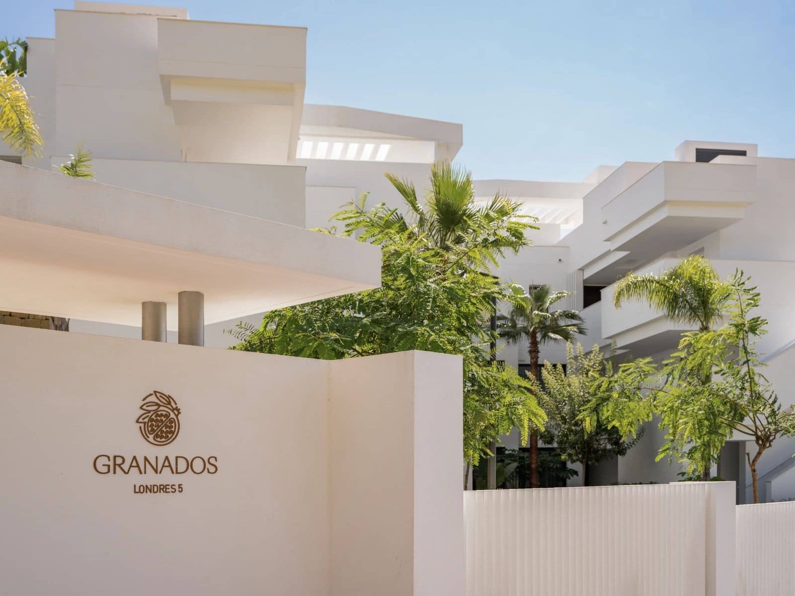 Apartamento de 2 habitaciones en Ojen en venta con piscina garaje - 895.000 € (Ref: 9996836)