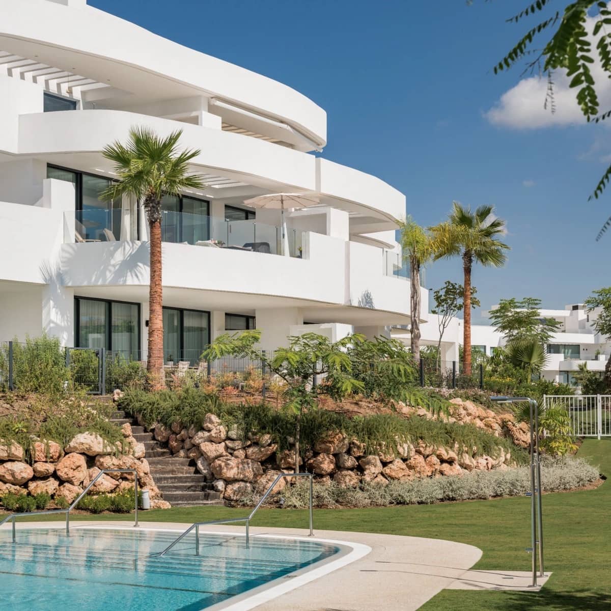 Apartamento de 2 habitaciones en Ojen en venta con piscina garaje - 895.000 € (Ref: 9996836)
