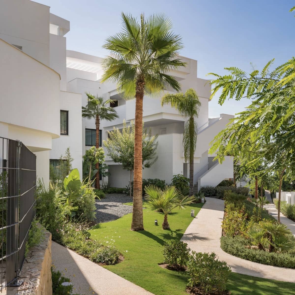 Apartamento de 2 habitaciones en Ojen en venta con piscina garaje - 895.000 € (Ref: 9996836)