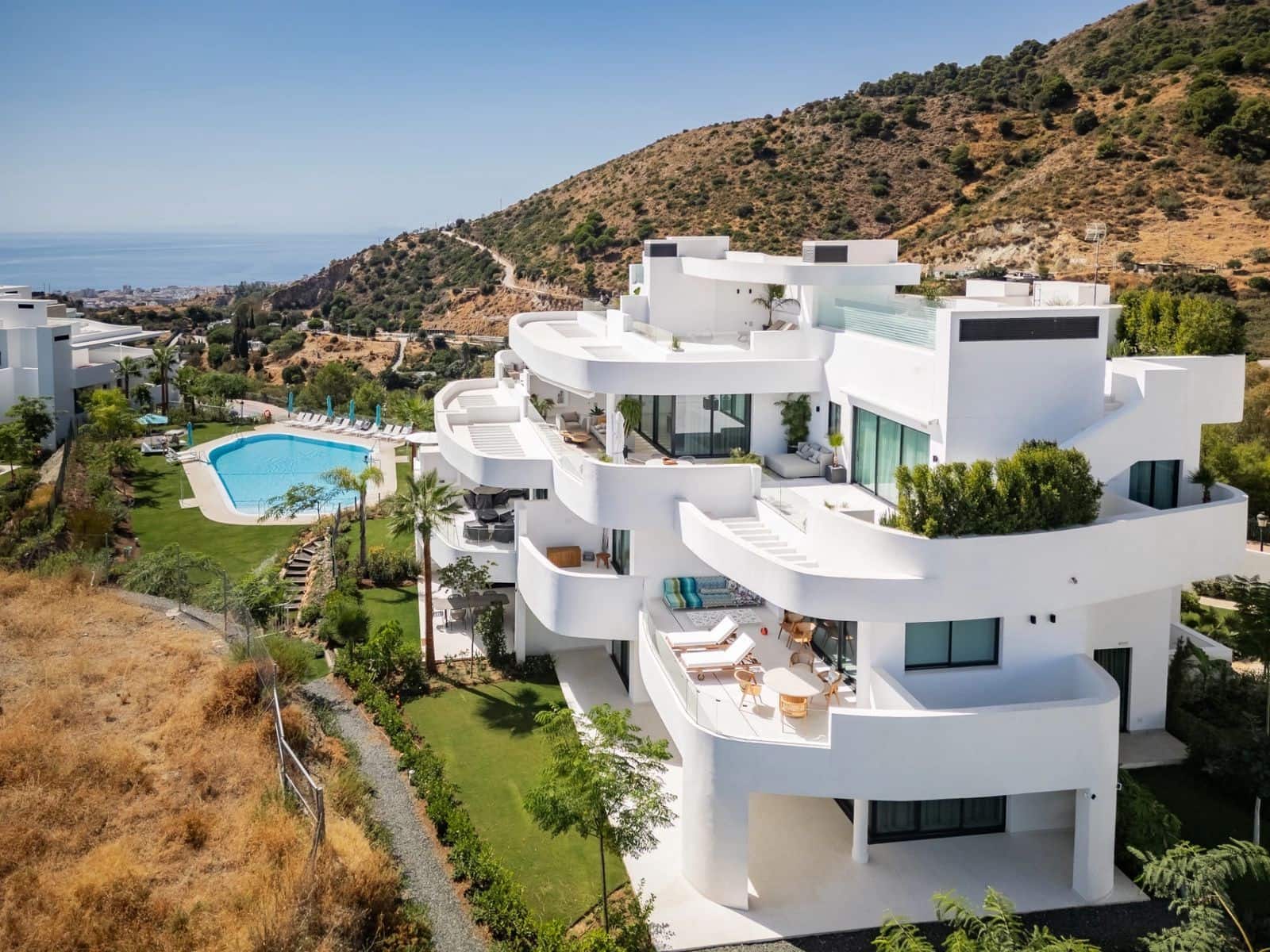 Apartamento de 2 habitaciones en Ojen en venta con piscina garaje - 895.000 € (Ref: 9996836)