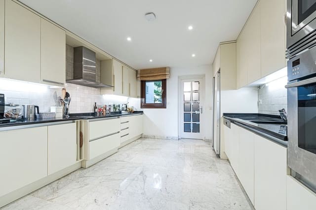 3 slaapkamer Appartement te koop in Marbella met zwembad garage - € 1.450.000 (Ref: 9996837)