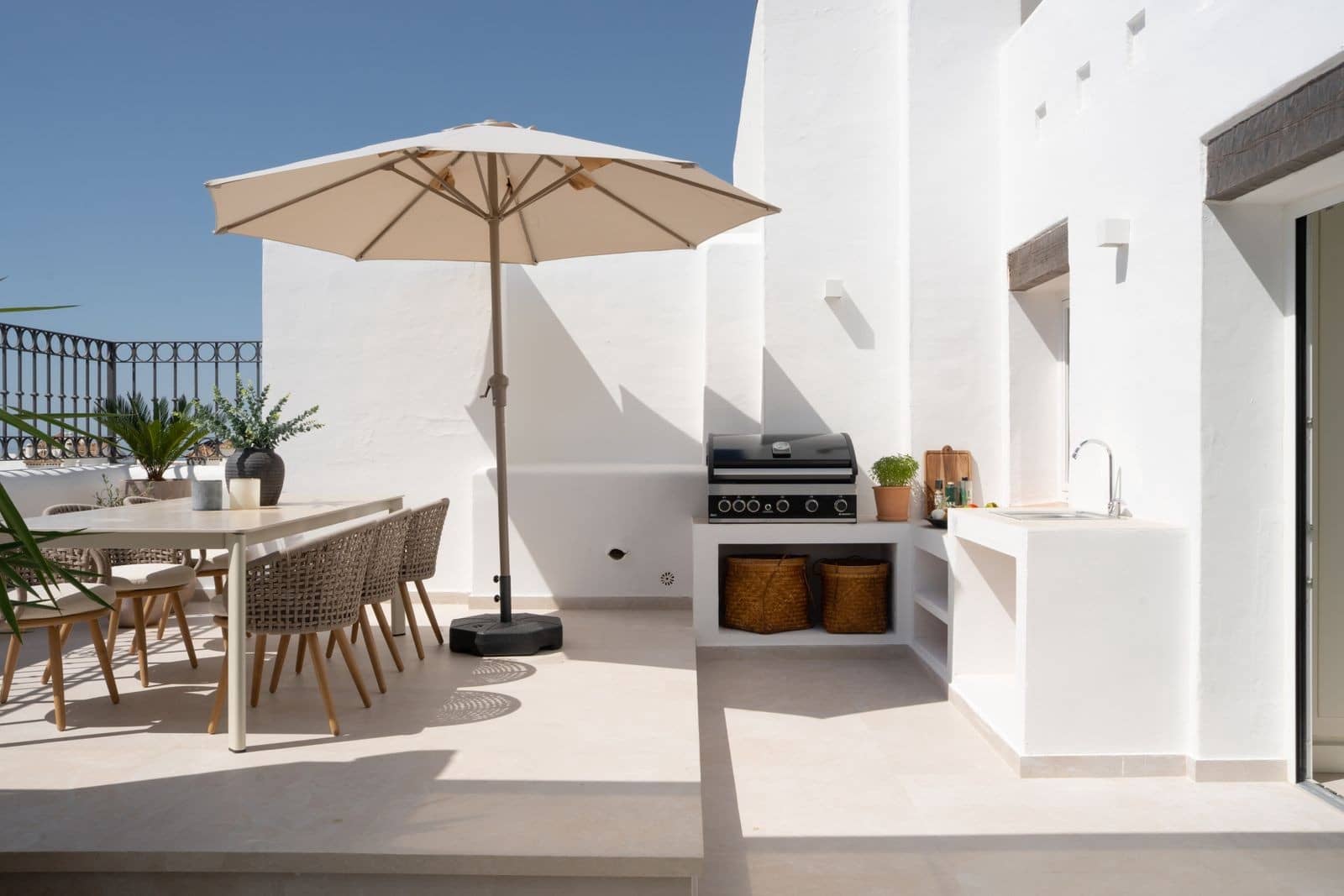 3 bedroom Penthouse for sale in Benahavis with pool garage - € 1,650,000 (Ref: 9996839)