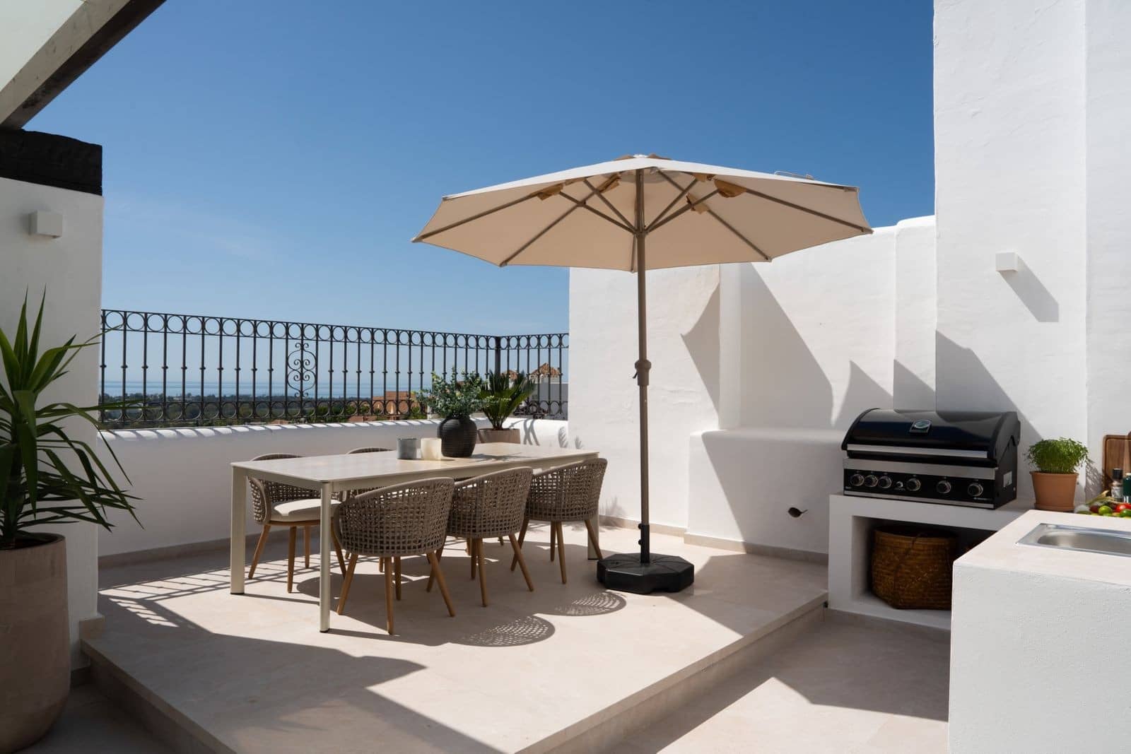 3 bedroom Penthouse for sale in Benahavis with pool garage - € 1,650,000 (Ref: 9996839)