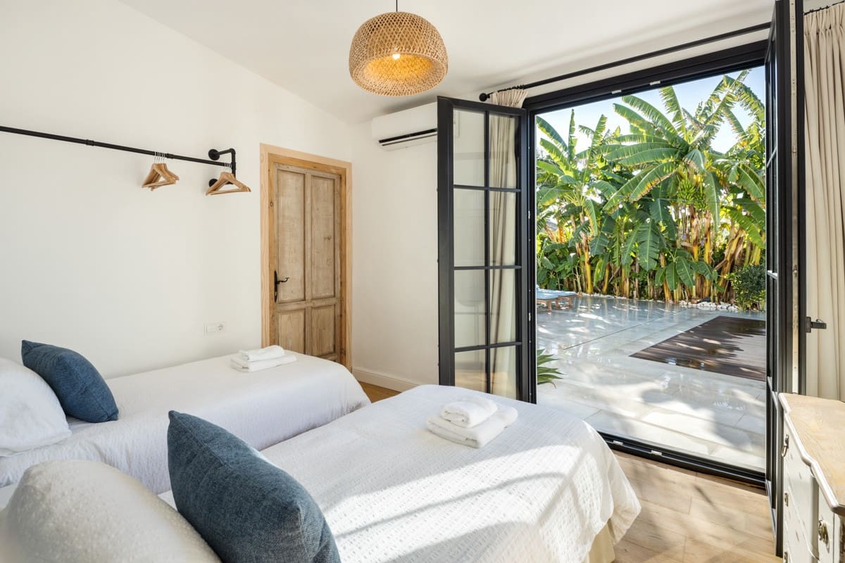 Chalet de 8 habitaciones en Guadalmina en venta con piscina garaje - 3.950.000 € (Ref: 9996842)