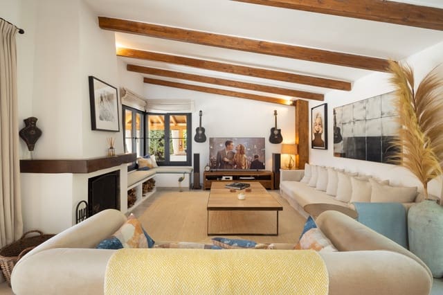Chalet de 8 habitaciones en Guadalmina Alta, Marbella en venta con piscina garaje - 3.950.000 € (Ref: 9996842)