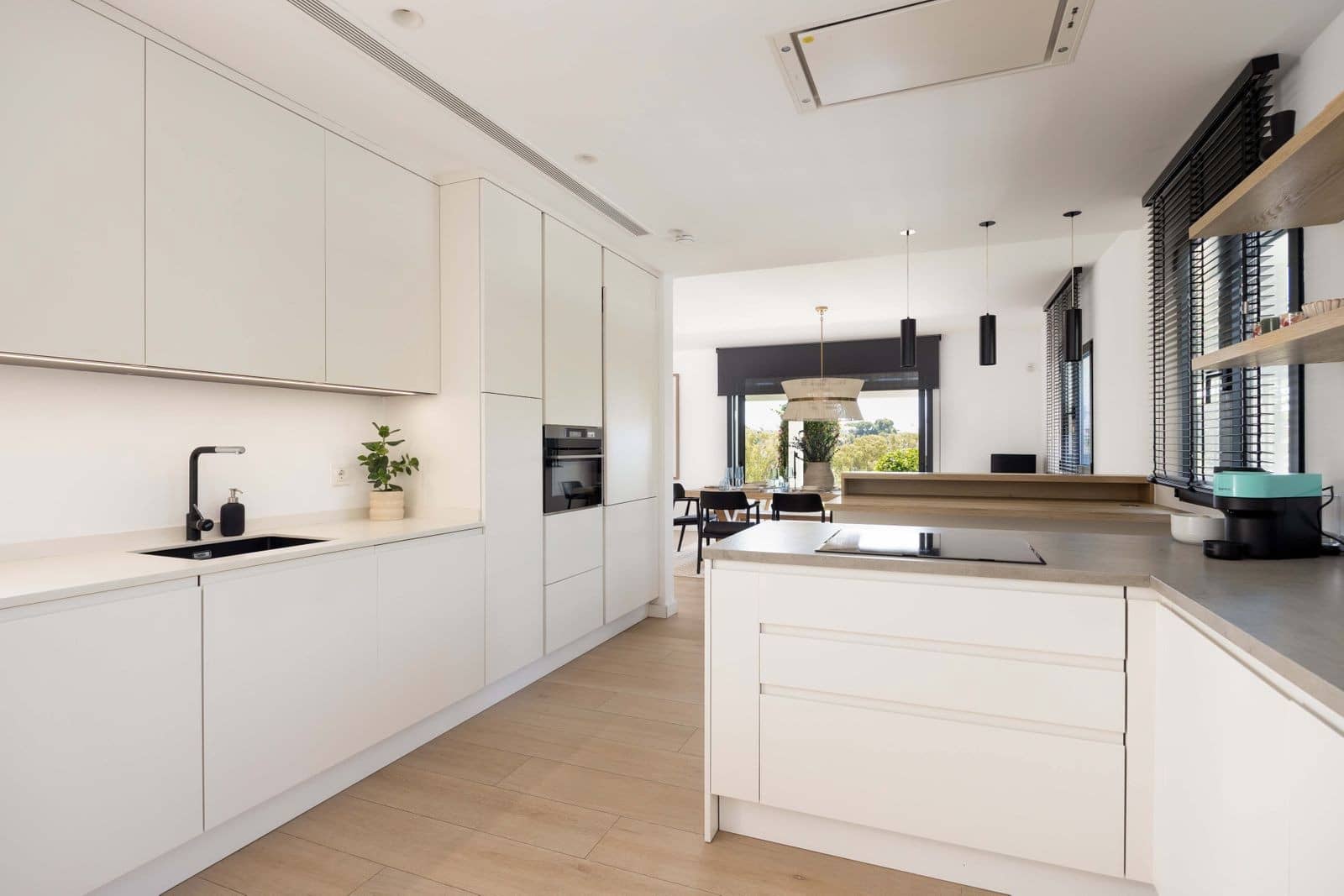 4 slaapkamer Villa te koop in El Paraiso met zwembad garage - € 2.095.000 (Ref: 9998489)