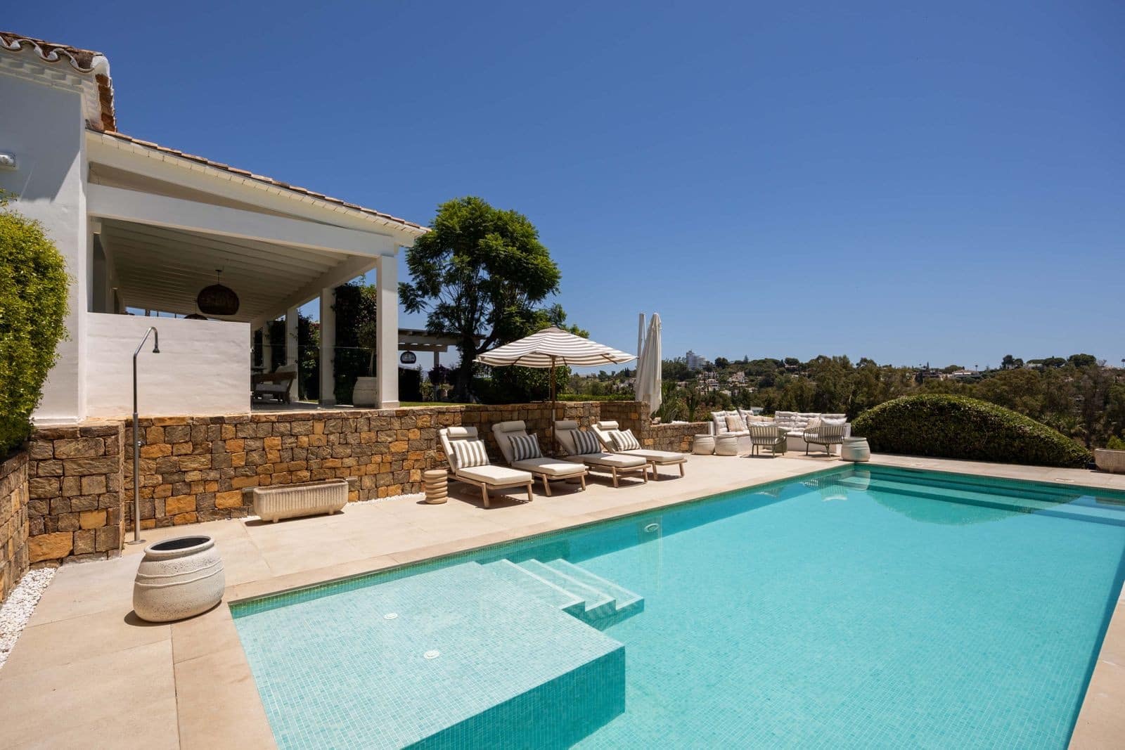 4 slaapkamer Villa te koop in El Paraiso met zwembad garage - € 2.095.000 (Ref: 9998489)