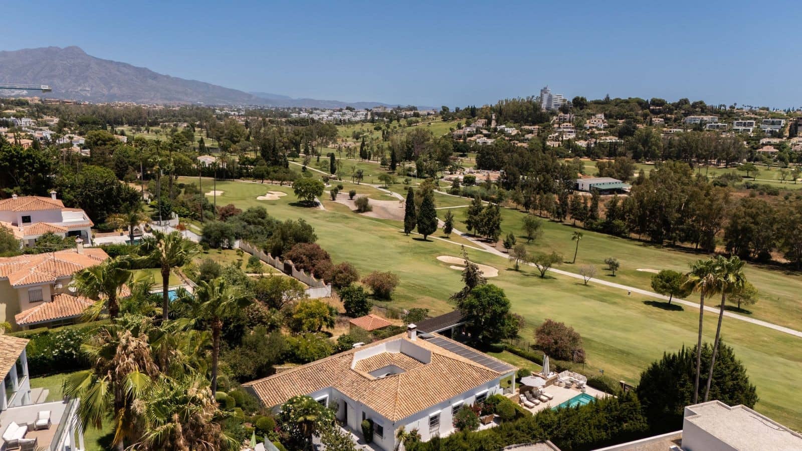 4 slaapkamer Villa te koop in El Paraiso met zwembad garage - € 2.095.000 (Ref: 9998489)