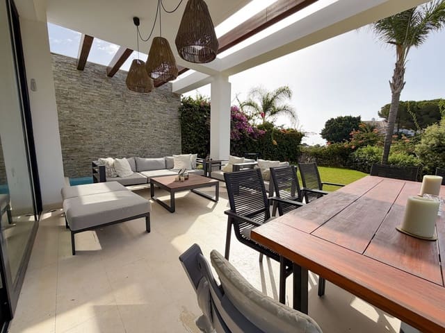 5 soverom Kjedet enebolig til salgs i Marbella med svømmebasseng garasje - € 1 475 000 (Ref: 9998490)