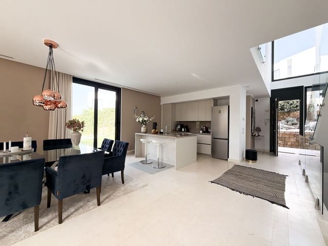 5 soverom Kjedet enebolig til salgs i Marbella med svømmebasseng garasje - € 1 475 000 (Ref: 9998490)