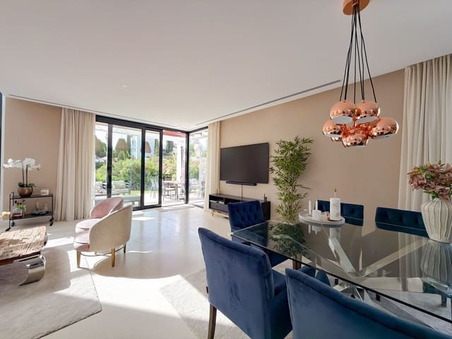 5 soverom Kjedet enebolig til salgs i Marbella med svømmebasseng garasje - € 1 475 000 (Ref: 9998490)