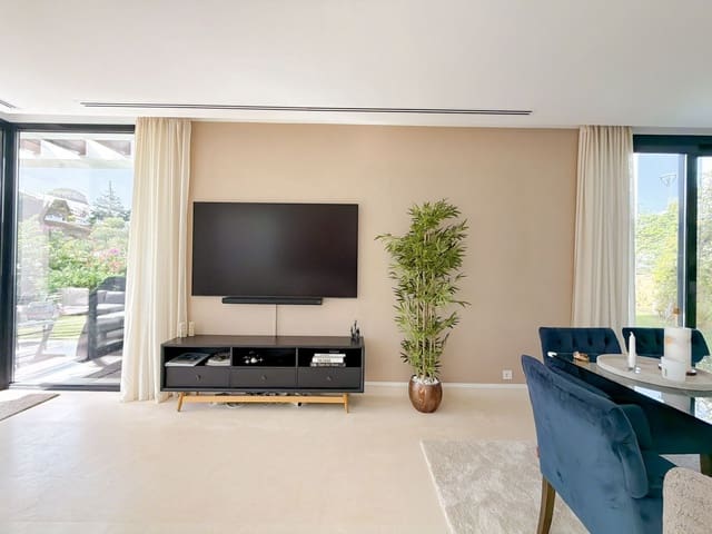 5 soverom Kjedet enebolig til salgs i Marbella med svømmebasseng garasje - € 1 475 000 (Ref: 9998490)
