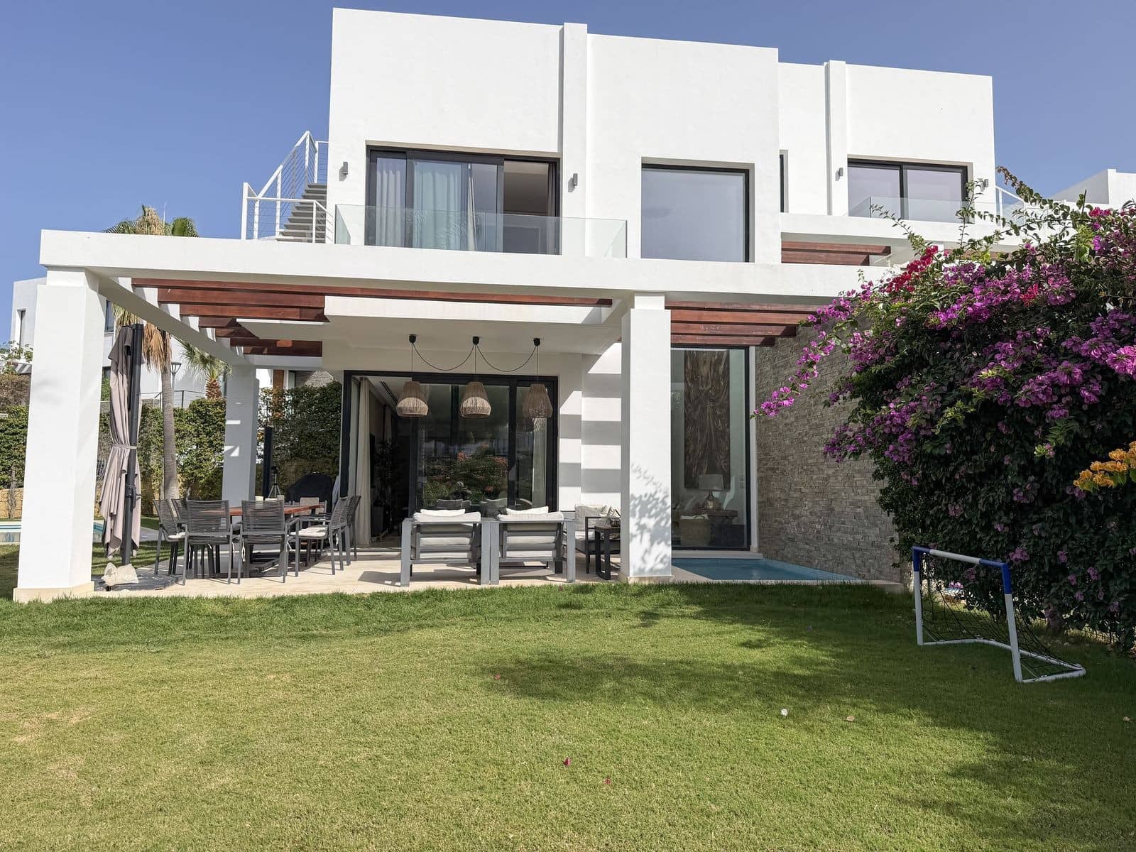 5 soverom Kjedet enebolig til salgs i Marbella med svømmebasseng garasje - € 1 475 000 (Ref: 9998490)