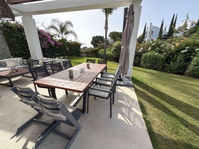 5 soverom Kjedet enebolig til salgs i Marbella med svømmebasseng garasje - € 1 475 000 (Ref: 9998490)