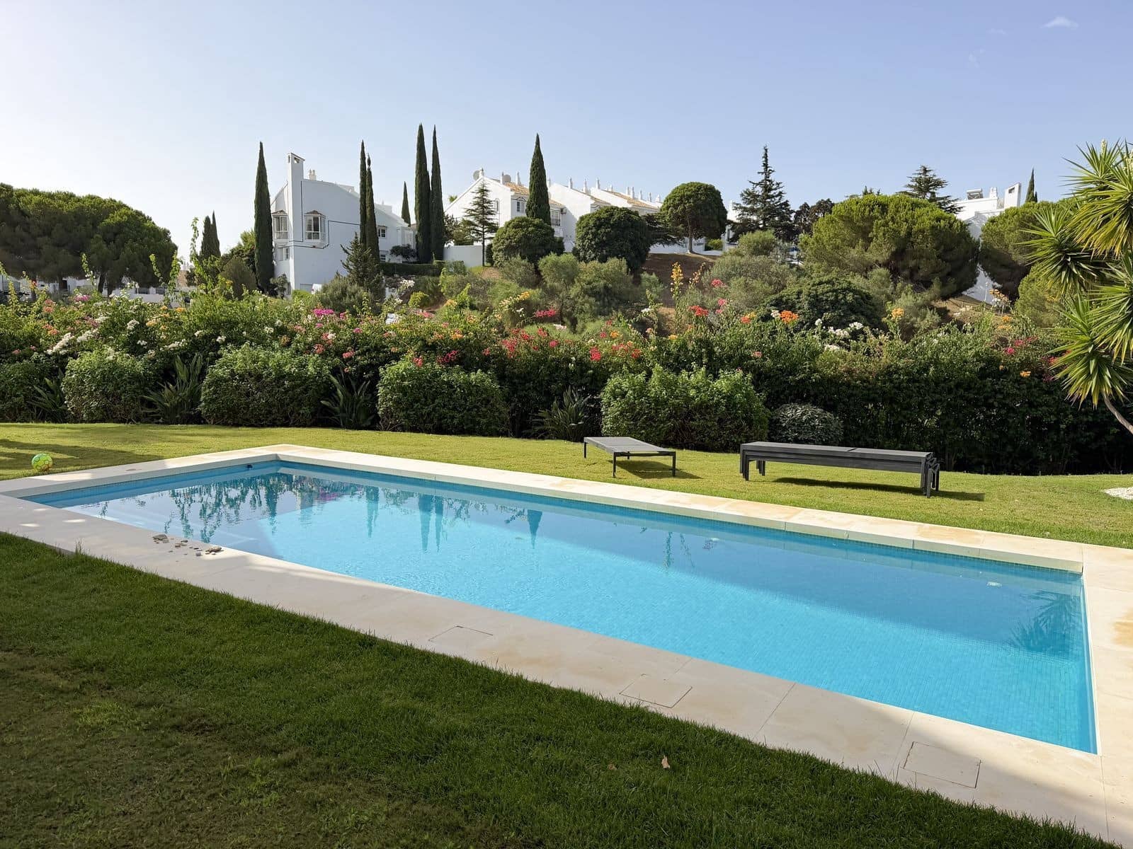 5 soverom Kjedet enebolig til salgs i Marbella med svømmebasseng garasje - € 1 475 000 (Ref: 9998490)