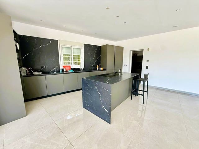 5 bedroom Villa for sale in Benahavís with pool garage - € 1,600,000 (Ref: 9998494)