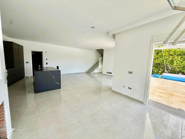 5 bedroom Villa for sale in Benahavís with pool garage - € 1,600,000 (Ref: 9998494)