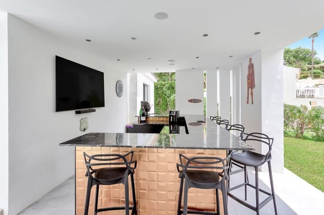 4 bedroom Villa for sale in Marbella with pool garage - € 1,995,000 (Ref: 9998495)