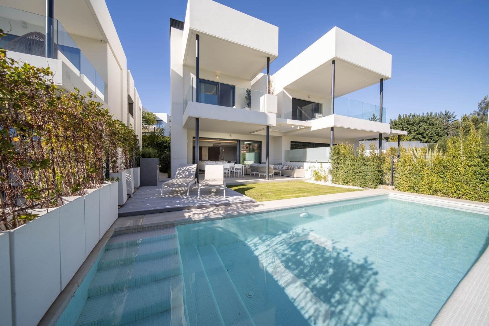 4 soveværelse Semi-Rækkehus til salg i Marbella med swimmingpool garage - € 2.450.000 (Ref: 9998501)
