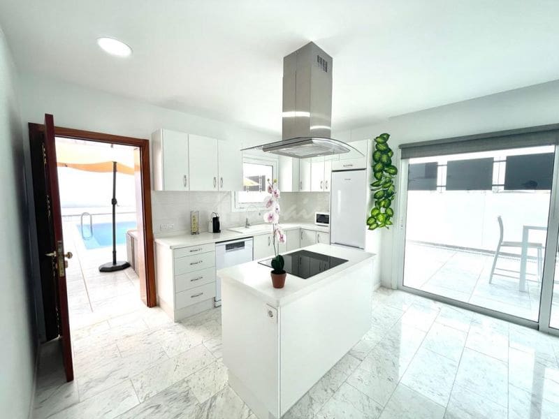 Chalet de 3 habitaciones en Costa Adeje en venta con piscina garaje - 1.900.000 € (Ref: 10001243)