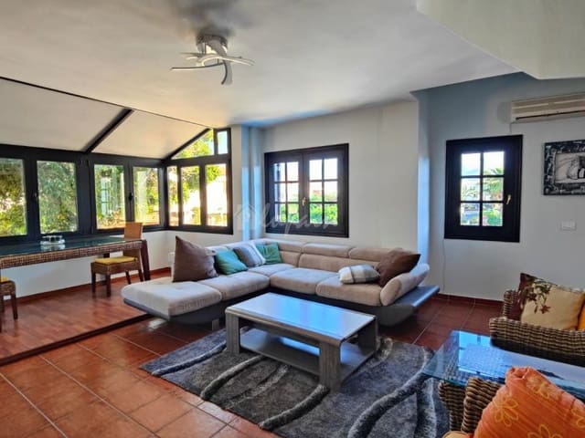 Chalet de 3 habitaciones en Costa del Silencio, Arona en venta con piscina garaje - 425.000 € (Ref: 10001245)