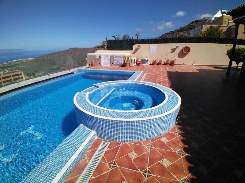 Chalet de 4 habitaciones en Roque del Conde en venta con piscina garaje - 995.000 € (Ref: 10001257)
