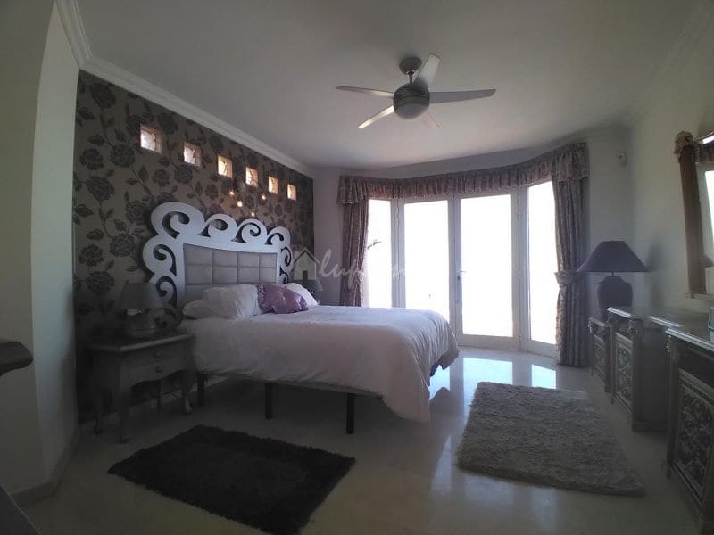 Chalet de 4 habitaciones en Roque del Conde en venta con piscina garaje - 995.000 € (Ref: 10001257)