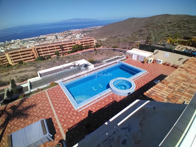 Chalet de 4 habitaciones en Roque del Conde en venta con piscina garaje - 995.000 € (Ref: 10001257)