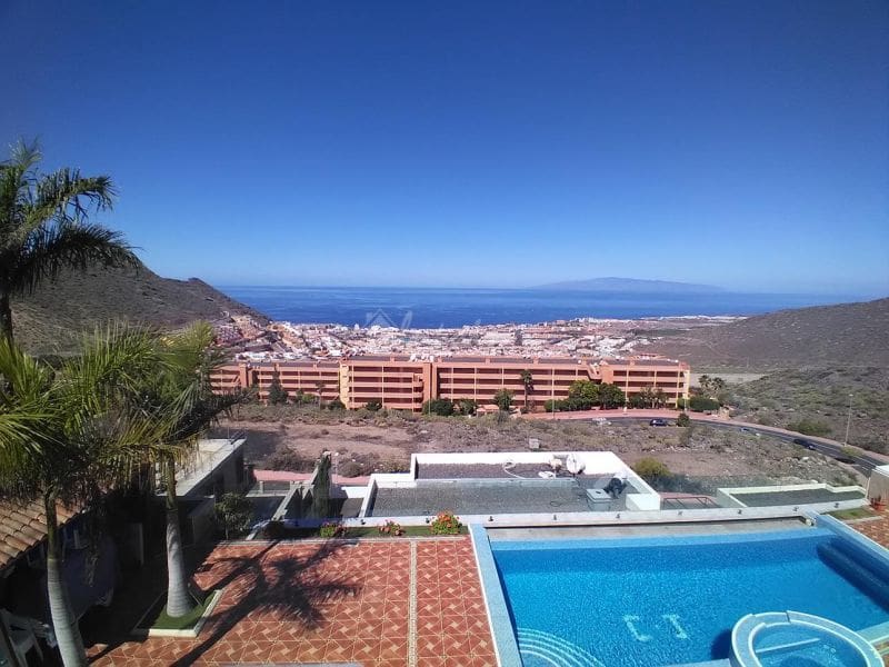Chalet de 4 habitaciones en Roque del Conde en venta con piscina garaje - 995.000 € (Ref: 10001257)