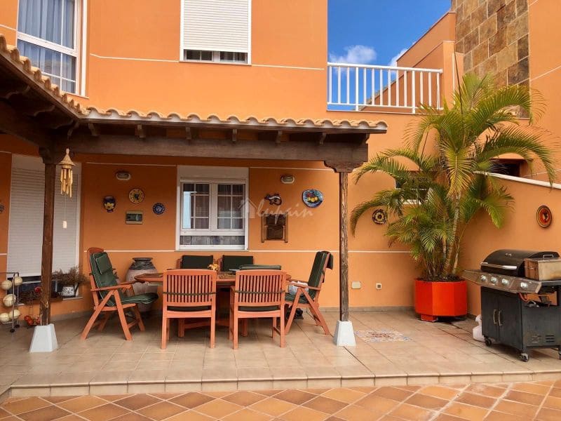 4 Zimmer Haus zu verkaufen in Los Cristianos mit Pool Garage - 750.000 € (Ref: 10001263)