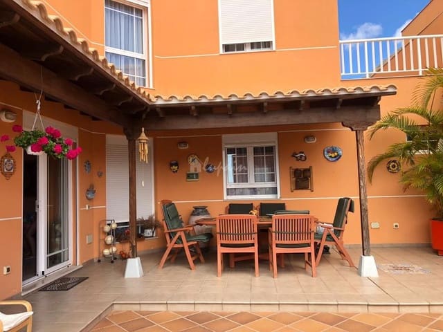 4 soveværelse Byhus til salg i Los Cristianos, Arona med swimmingpool garage - € 750.000 (Ref: 10001263)