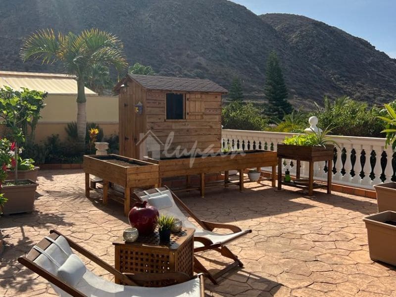 1 bedroom Apartment for sale in Los Cristianos with pool - € 420,000 (Ref: 8024850)