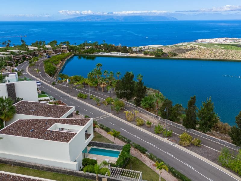 Chalet de 3 habitaciones en Costa Adeje en venta con piscina garaje - 1.698.000 € (Ref: 8212800)