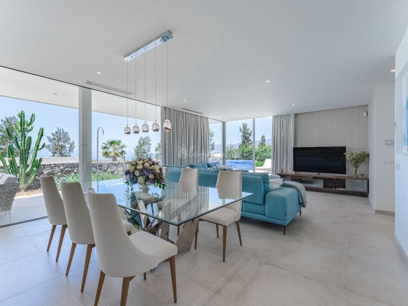 Chalet de 3 habitaciones en Costa Adeje en venta con piscina garaje - 1.698.000 € (Ref: 8212800)