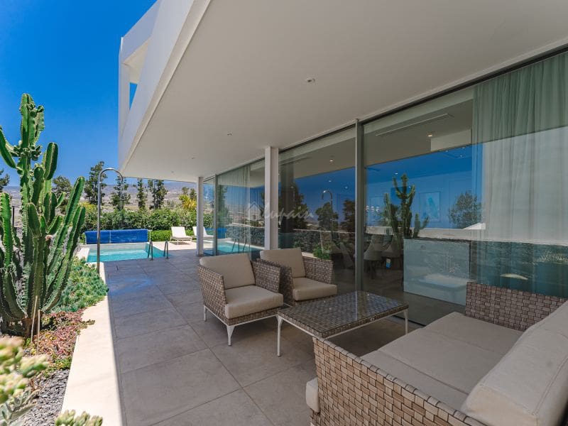 Chalet de 3 habitaciones en Costa Adeje en venta con piscina garaje - 1.698.000 € (Ref: 8212800)