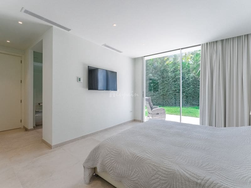 Chalet de 3 habitaciones en Costa Adeje en venta con piscina garaje - 1.698.000 € (Ref: 8212800)