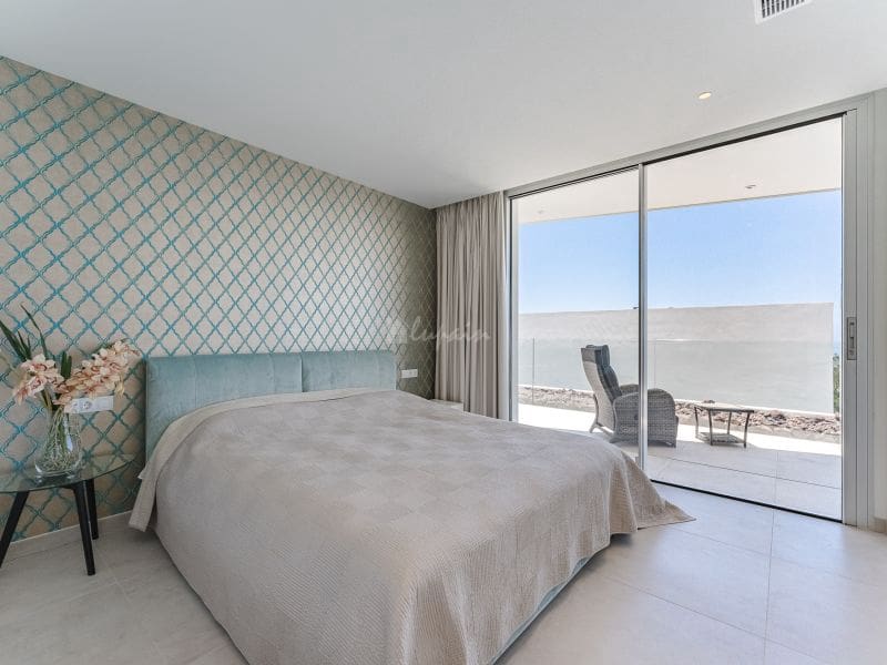 Chalet de 3 habitaciones en Costa Adeje en venta con piscina garaje - 1.698.000 € (Ref: 8212800)