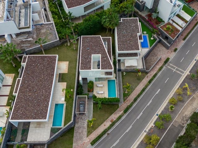 Chalet de 3 habitaciones en La Caleta Adeje, Adeje en venta con piscina garaje - 1.698.000 € (Ref: 8212800)