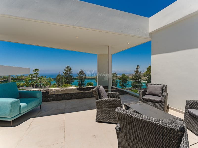 Chalet de 3 habitaciones en Costa Adeje en venta con piscina garaje - 1.698.000 € (Ref: 8212800)