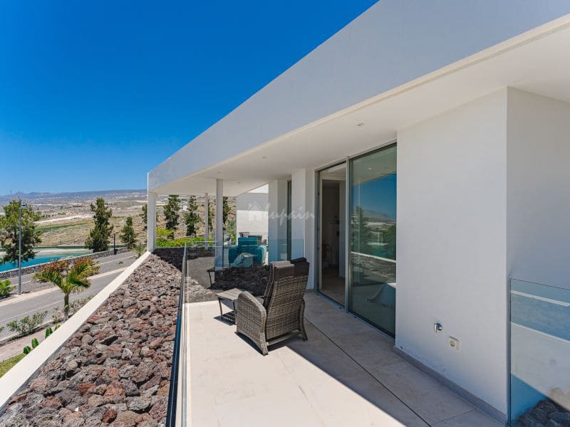 Chalet de 3 habitaciones en Costa Adeje en venta con piscina garaje - 1.698.000 € (Ref: 8212800)