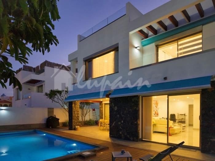 4 soveværelse Villa til salg i Los Cristianos med swimmingpool - € 1.690.000 (Ref: 8740647)