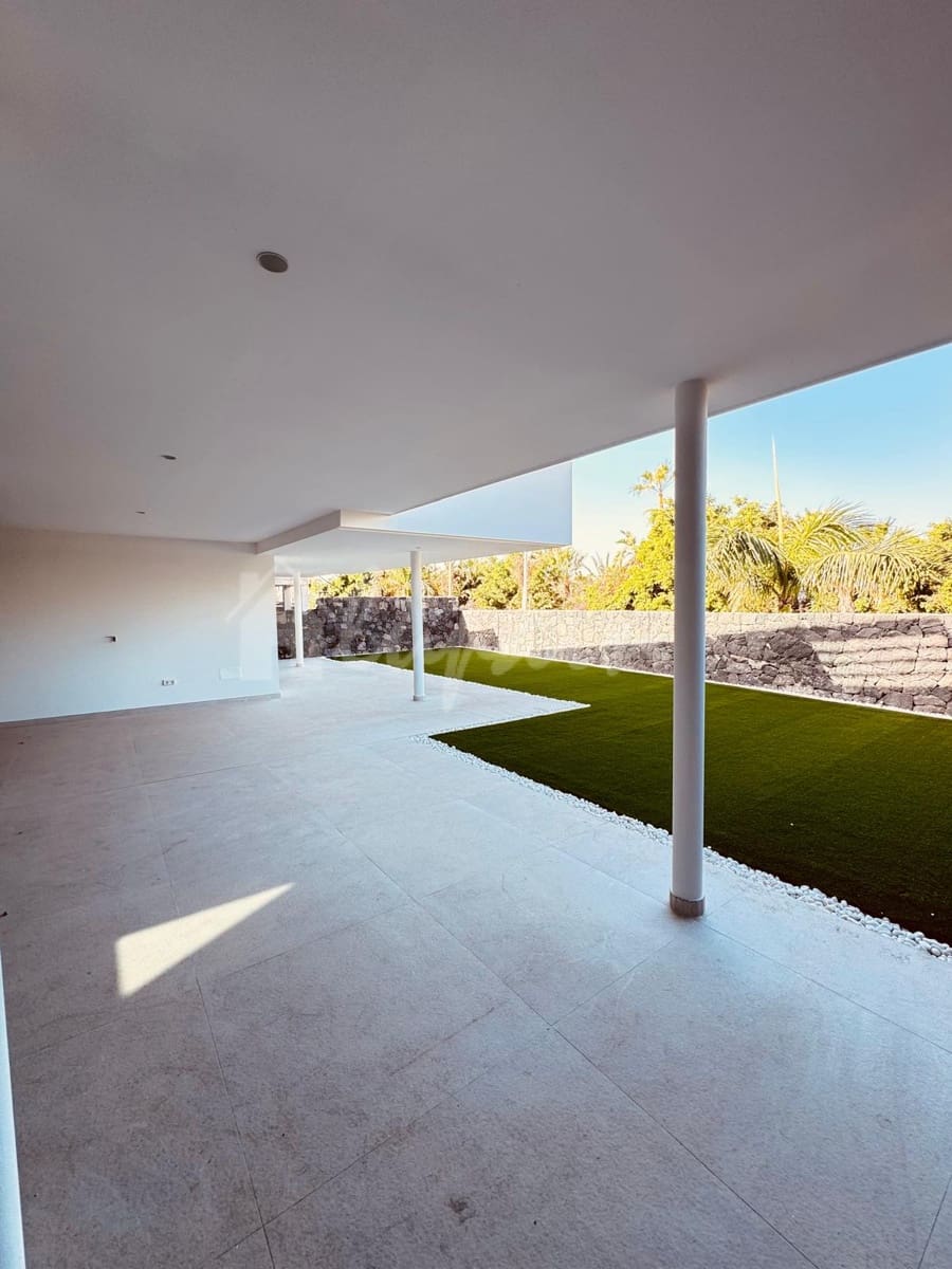 4 bedroom Villa for sale in San Eugenio with pool - € 2,690,000 (Ref: 8790376)