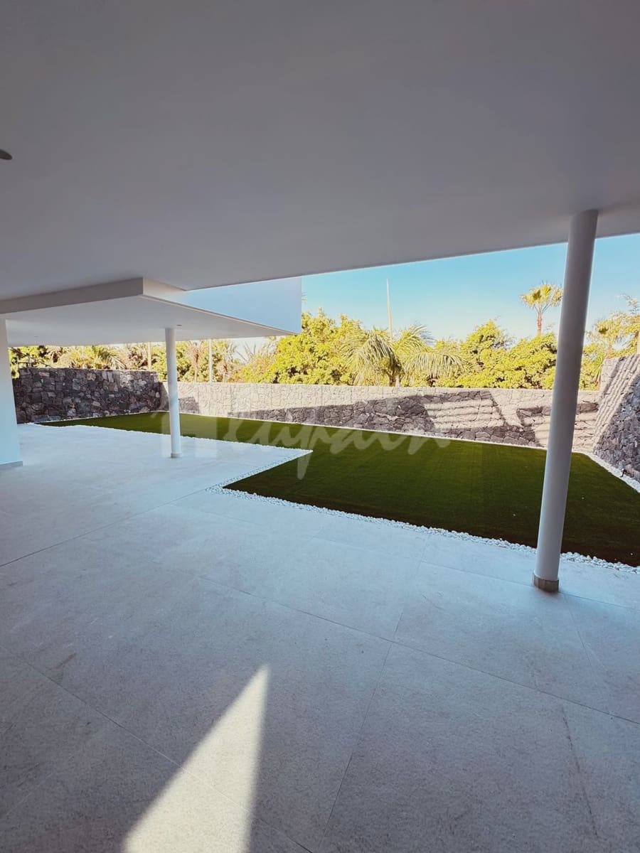 4 slaapkamer Villa te koop in San Eugenio met zwembad - € 2.690.000 (Ref: 8790376)