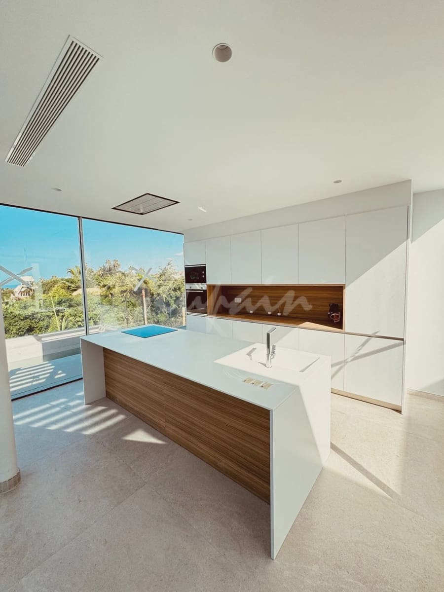 4 slaapkamer Villa te koop in San Eugenio met zwembad - € 2.690.000 (Ref: 8790376)